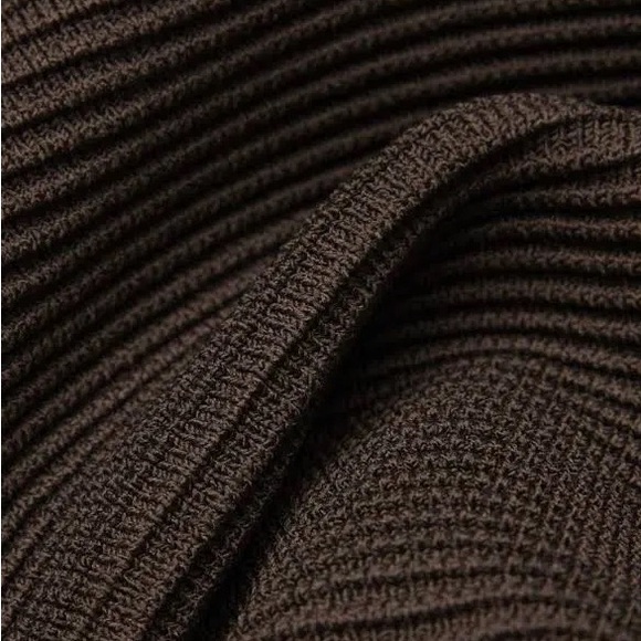 Aritzia Babaton V neck sculpt knit crop top - Picture 7 of 10